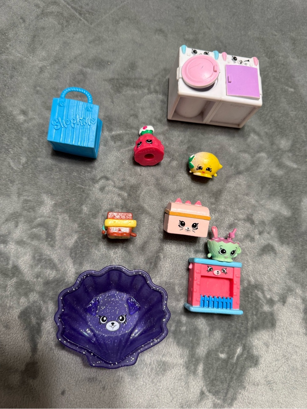 Shopkins Playset with Purple Shell Dish, Blue Bag and Colorful Characters